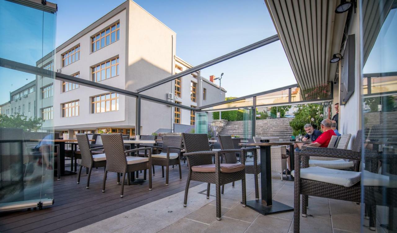 Hotel Park Drniš Exteriör bild